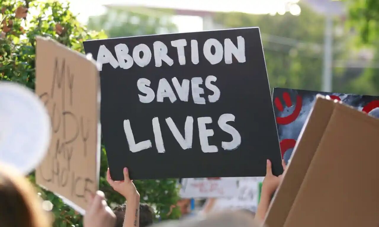 La prohibición del aborto pone en peligro la vida de pacientes de alto riesgo, alerta estudio