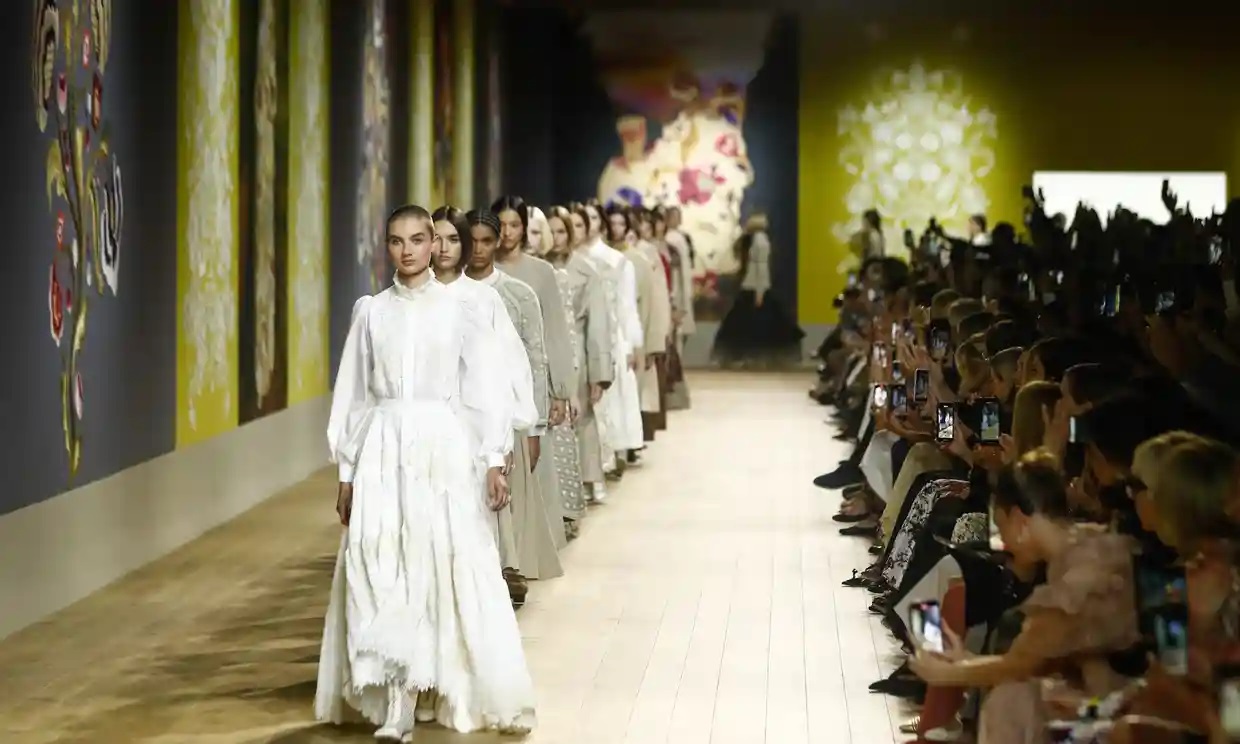 Una artista ucraniana inspira el desfile de alta costura de Dior