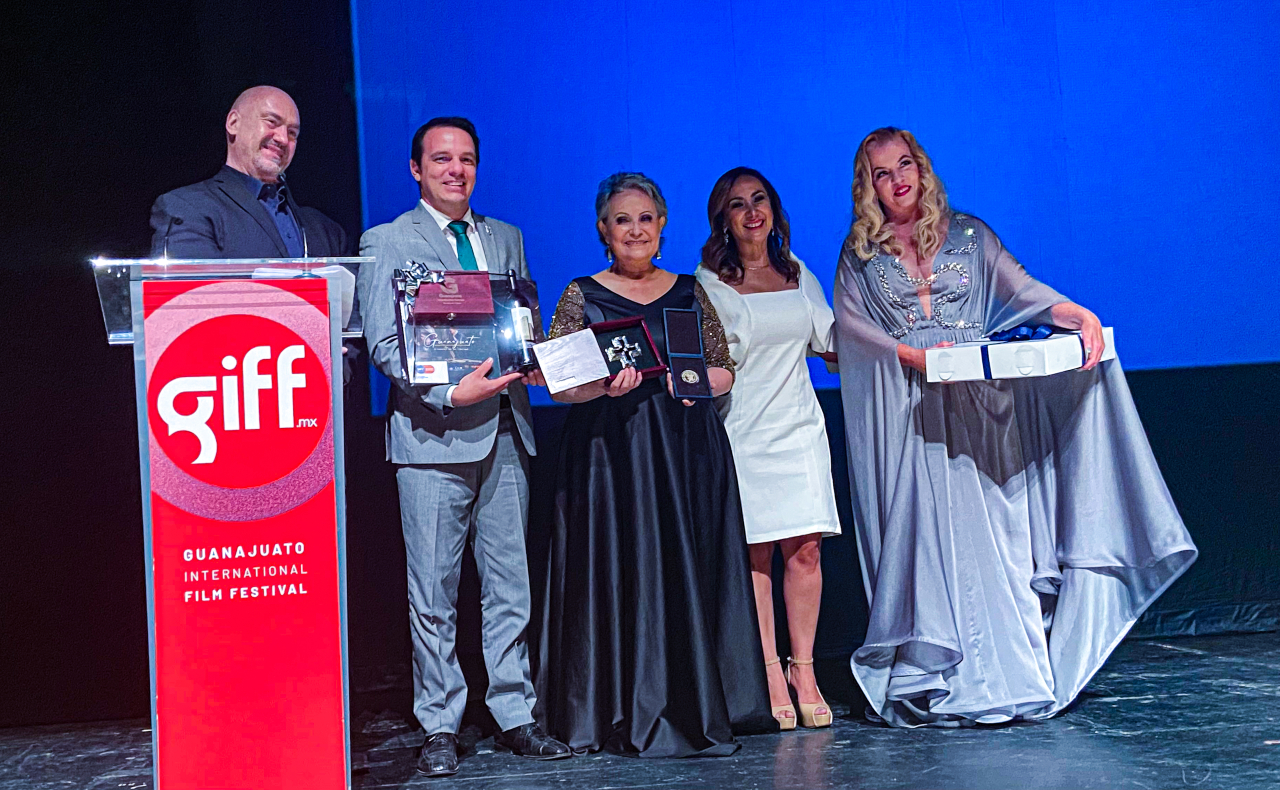 Adriana Barraza es galardonada en el Festival de Cine de Guanajuato