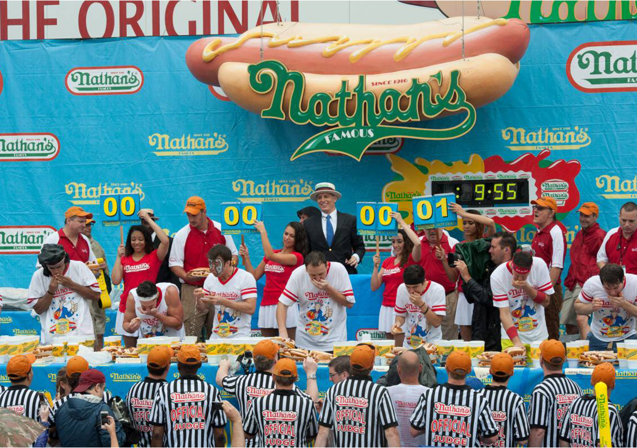 Joey Chestnut se impone nuevamente en el mundial de consumo de hot dogs