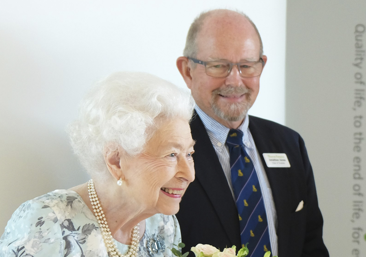 La reina Isabel II reaparece en público por sorpresa