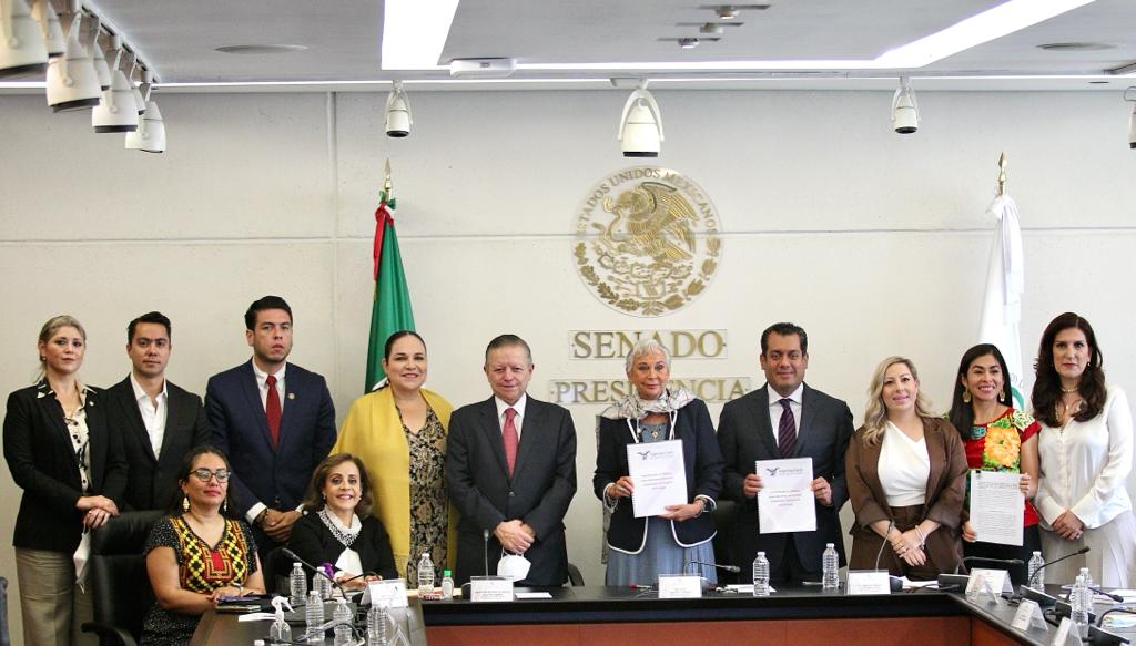 Arturo Zaldívar entrega a legisladores un proyecto para Ley contra Feminicidios