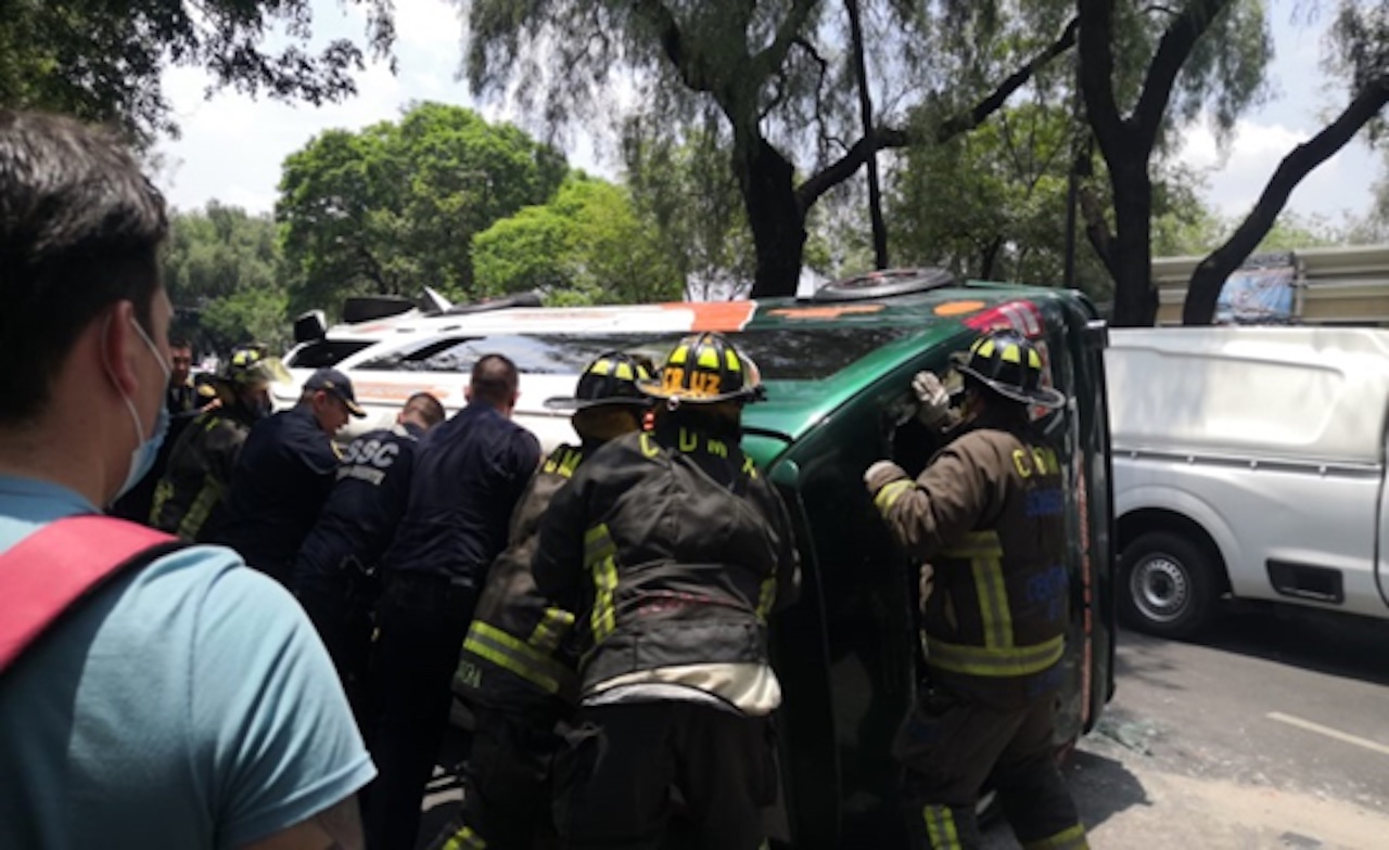 Camioneta pierde el control y provoca accidente en Azcapotzalco, en la CDMX
