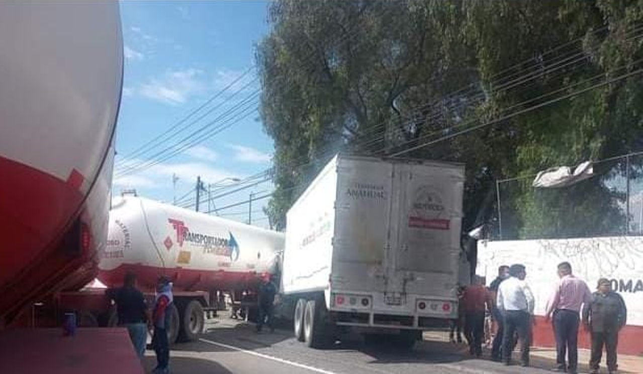 Camión choca con pipa en la autopista México-Puebla