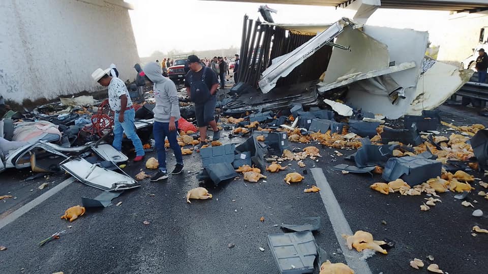 Chofer muere tras volcadura de tráiler en la autopista Orizaba-Puebla