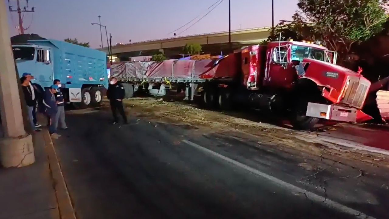 Accidente en Ecatepec: chocan camión y tráiler en Avenida Central