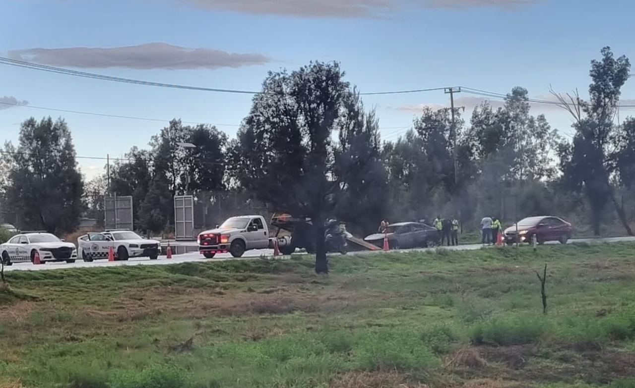 Un automóvil se incendia en la autopista Peñón-Texoco, Edomex