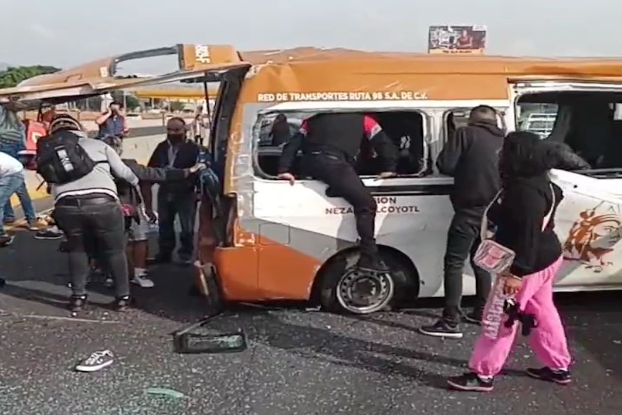 Autopista México-Puebla: Accidente de combi provoca cierre parcial de vialidad