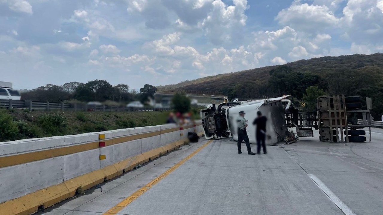 Un tráiler vuelca y provoca el cierre parcial de la autopista México-Querétaro