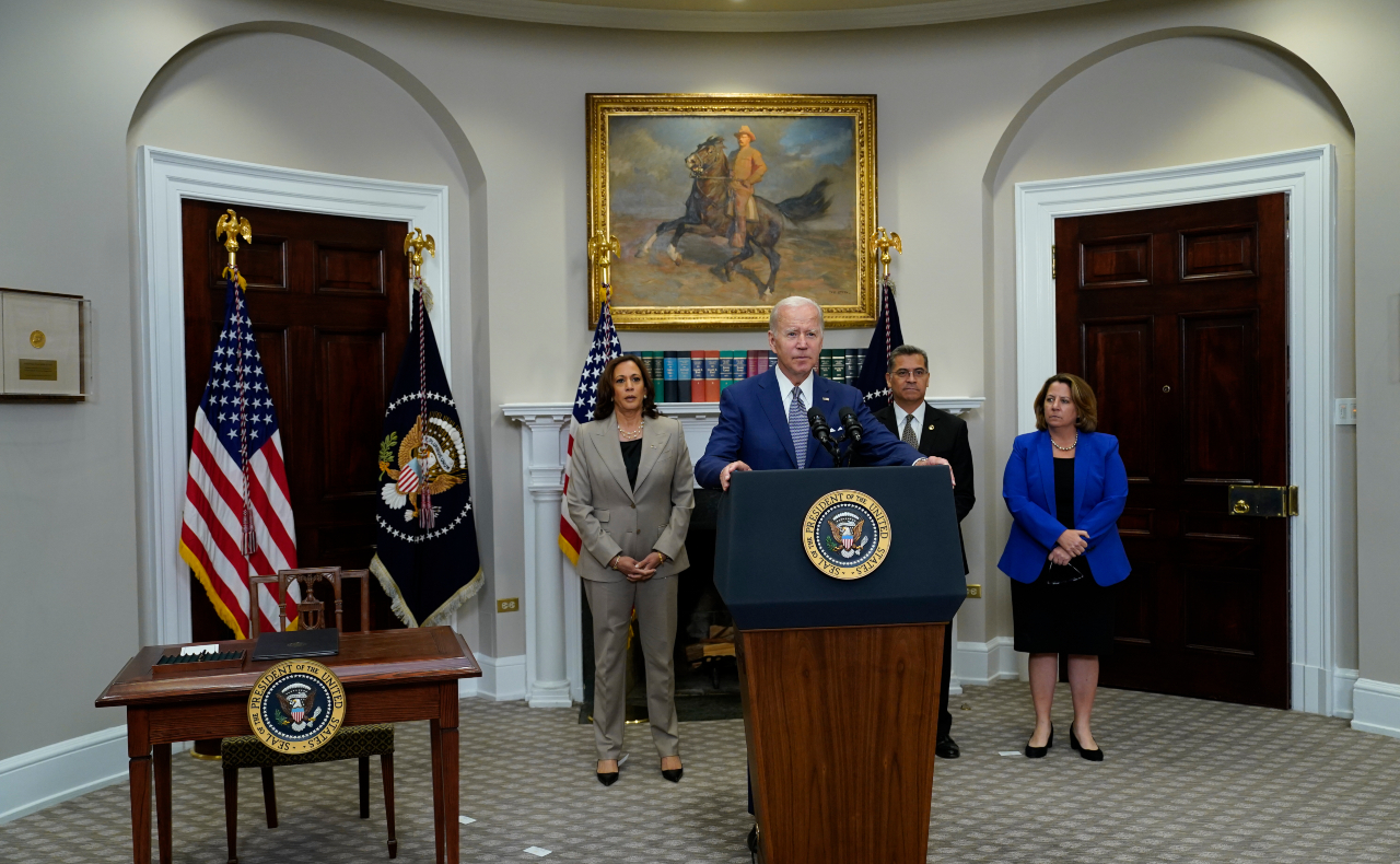 Joe Biden firma decreto para proteger el derecho al aborto en EU