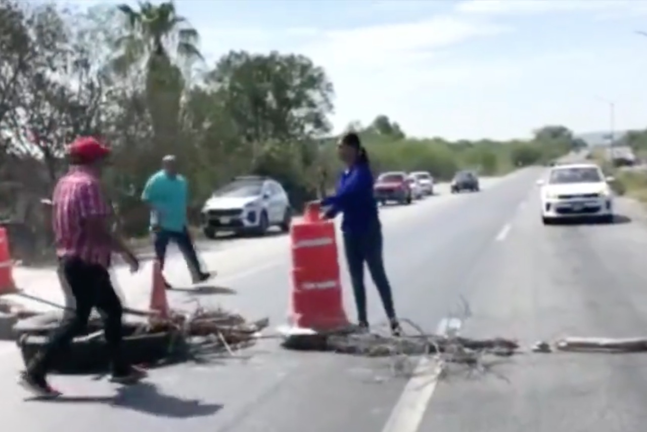 Bloquean la Carretera Nacional, en Montemorelos, Nuevo León