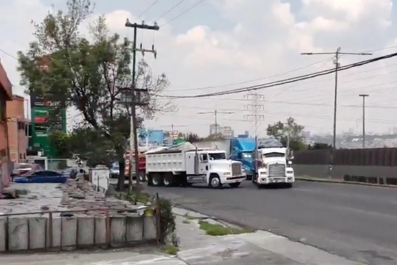 Transportistas bloquean la Naucalpan-Toluca por detención de compañero