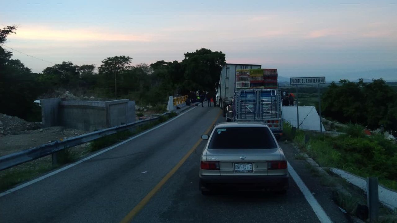 Pobladores de Teopisca bloquean carreteras que conectan San Cristobal, Chiapas