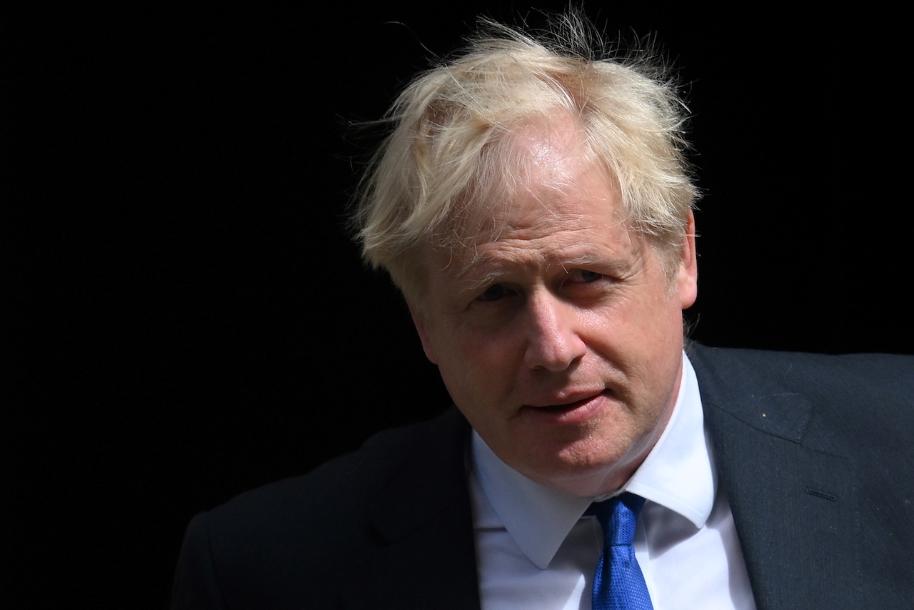 Boris Johnson se resiste a renunciar pese a dimisión masiva de sus ministros
