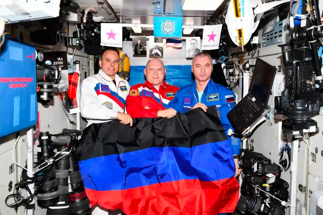Los cosmonautas rusos lucen la bandera de la región ocupada de Luhansk en la EEI
