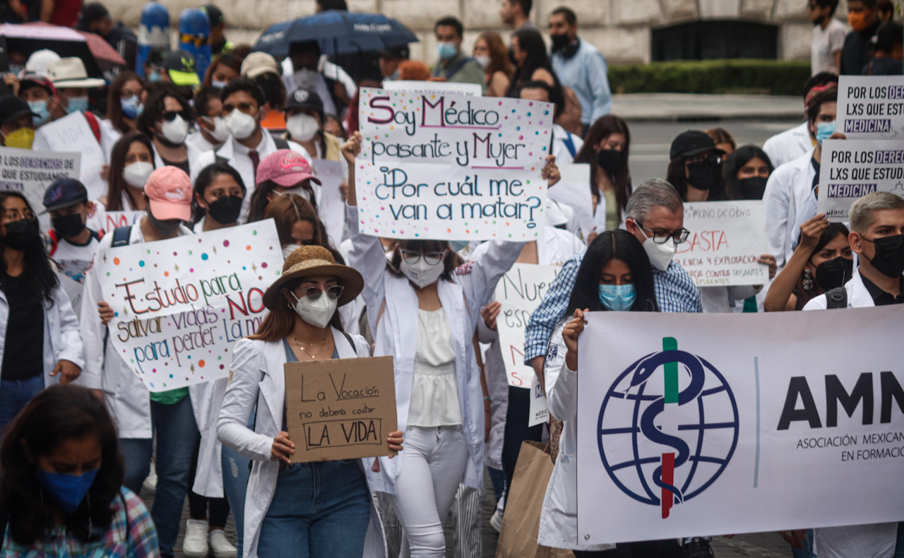 ‘Ni una bata menos’: Estudiantes de Medicina exigen un servicio social seguro