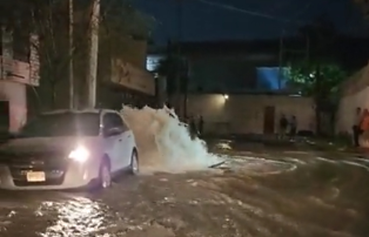 Una megafuga de agua inunda calle en Monterrey, Nuevo León