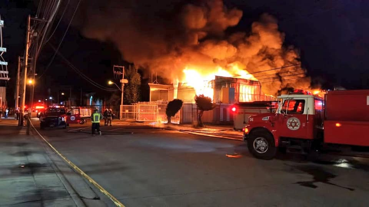 Incendio consume una nave en Las Trojes de León, Guanajuato