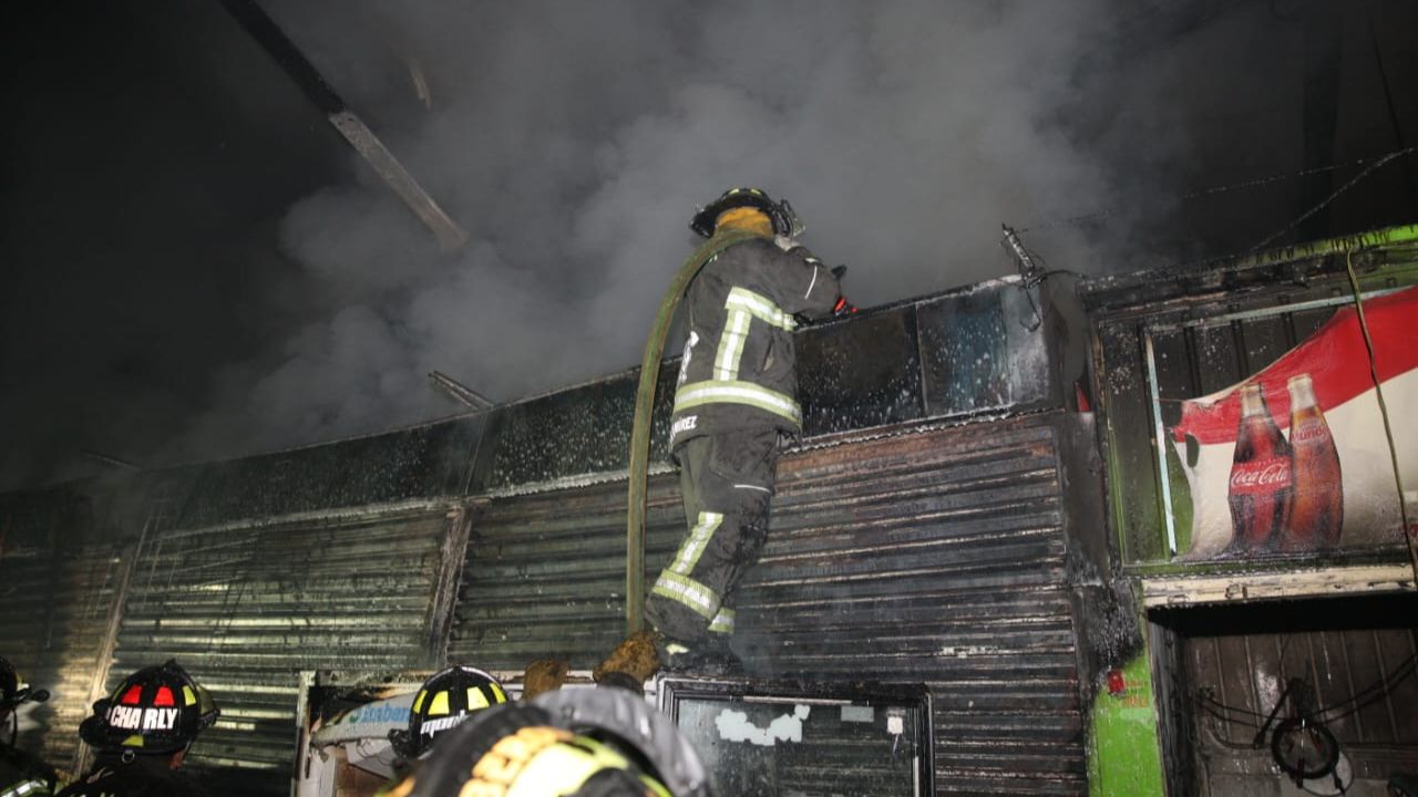 Incendio en el Mercado de Jamaica: 4 locales se queman por un cortocircuito