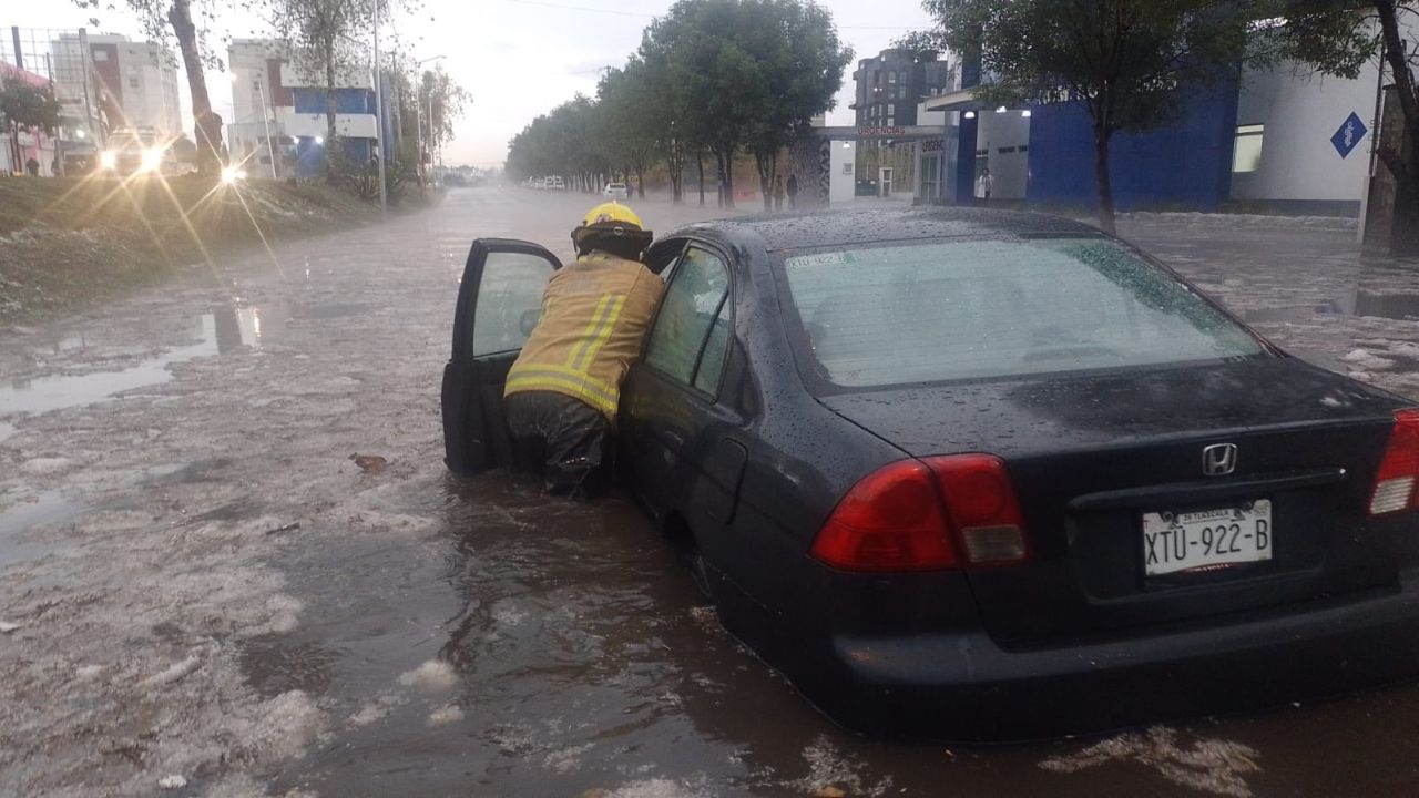 Intensa lluvia y caída de granizo causa inundaciones en Puebla