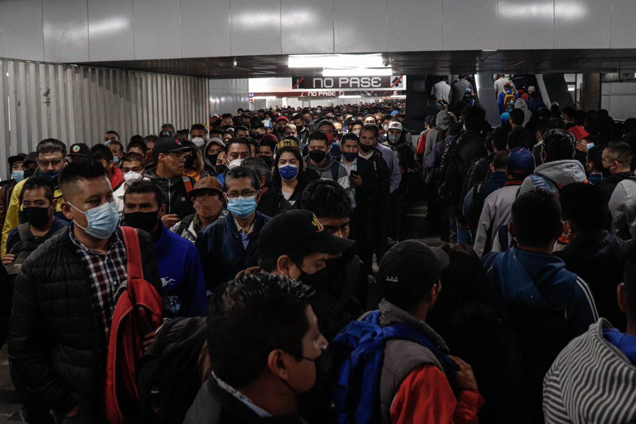 Largas filas y retrasos en primer lunes con cierre de la Línea 1 del Metro de la CDMX