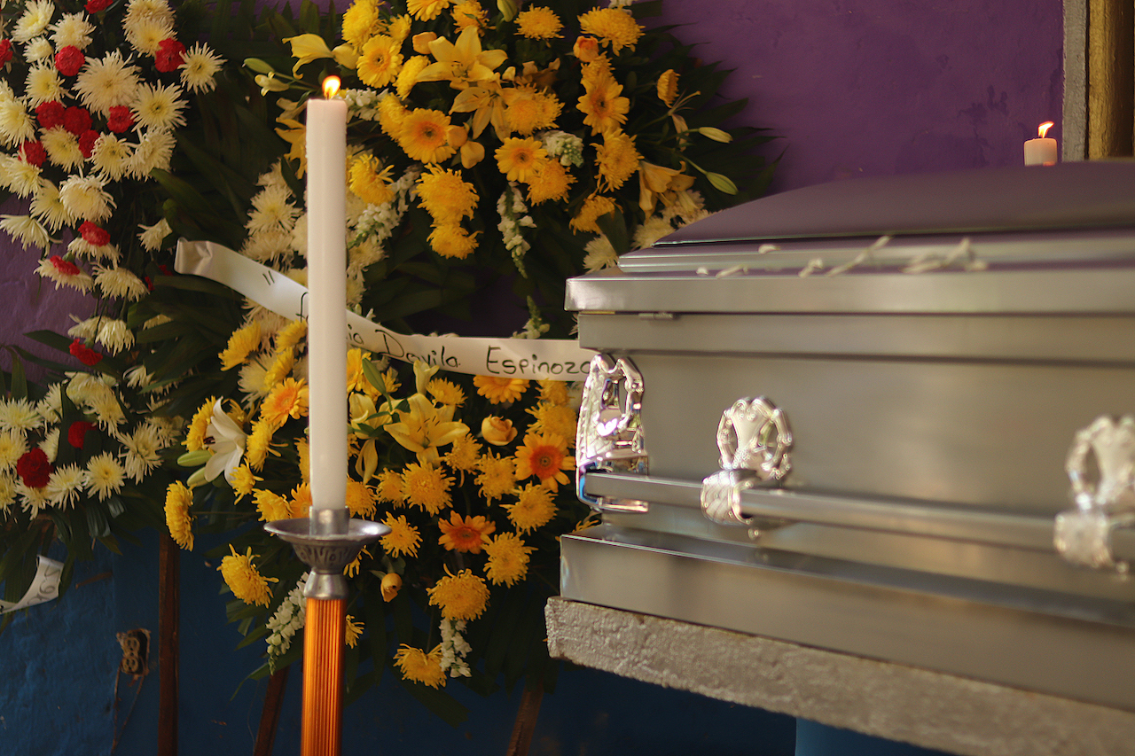 ‘Uno busca la vida y encuentra la muerte’, sepultan en México a migrantes muertos en Texas
