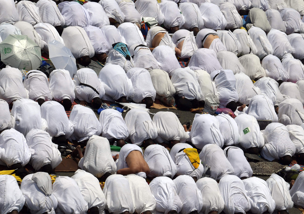 Miles de musulmanes rezan en el monte Arafat