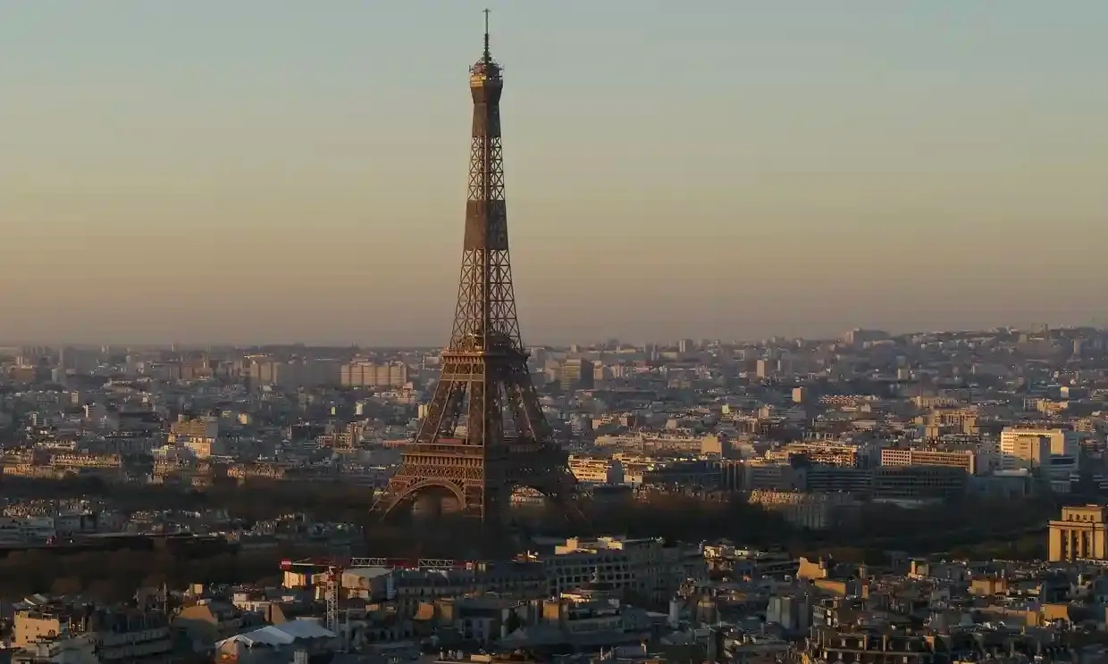 La Torre Eiffel está llena de óxido y necesita ser reparada, dicen informes filtrados