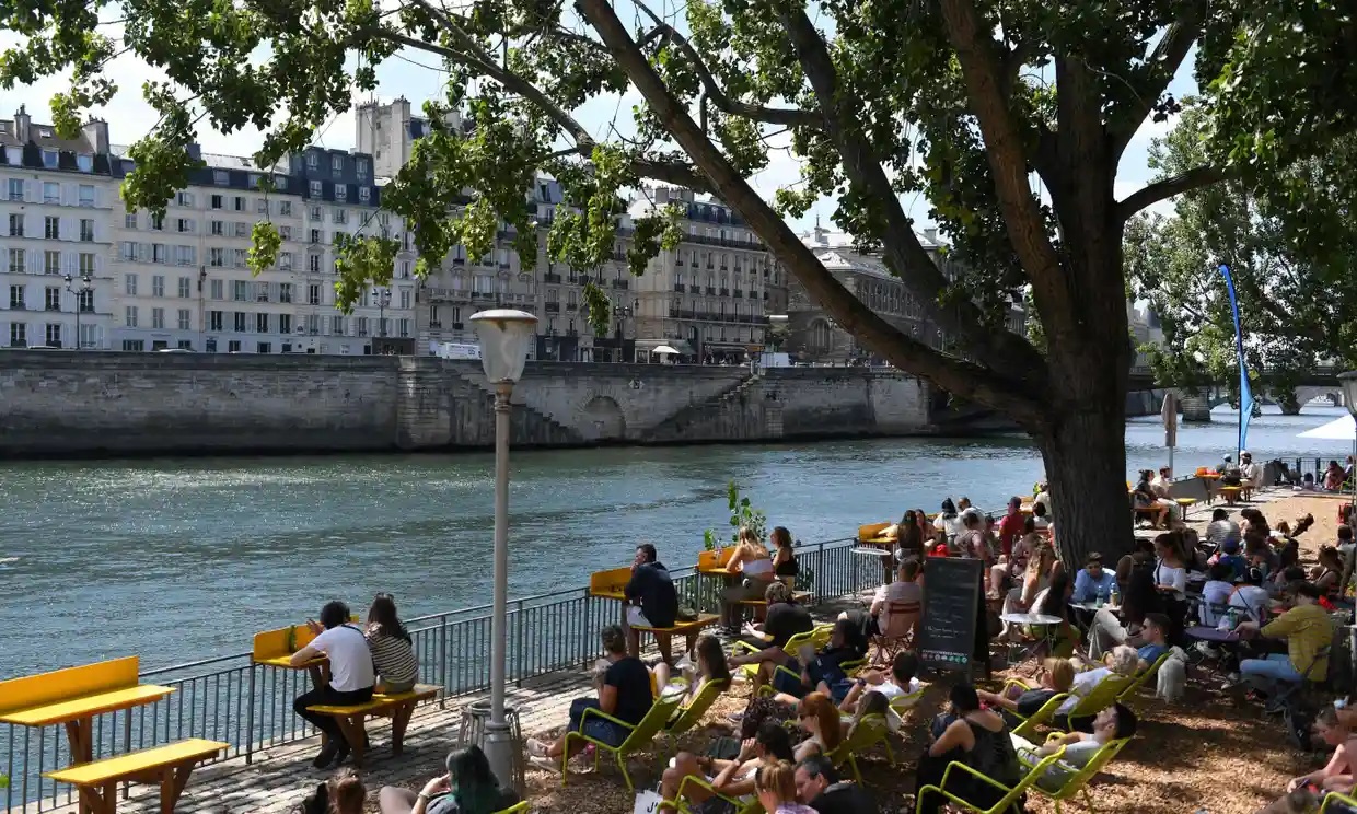Turista estadounidense es violada en un baño público en el centro de París