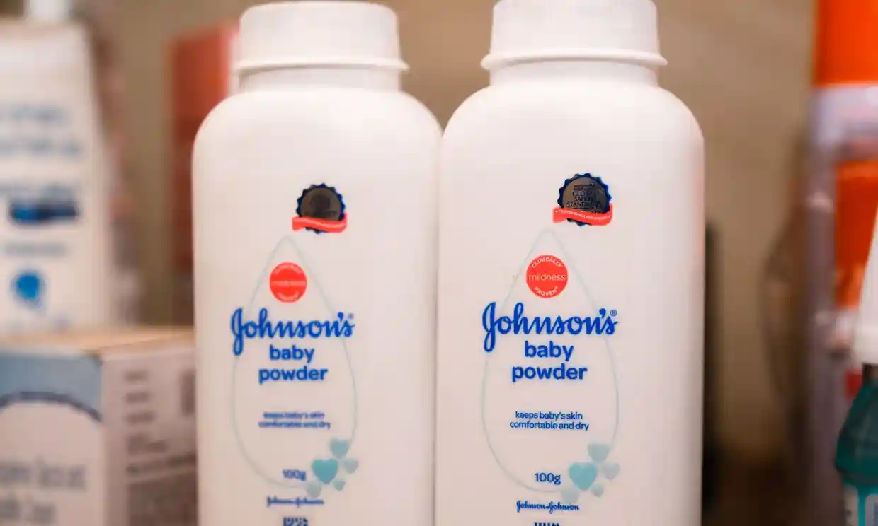 Johnson & Johnson dejará de fabricar talco para bebés en todo el mundo