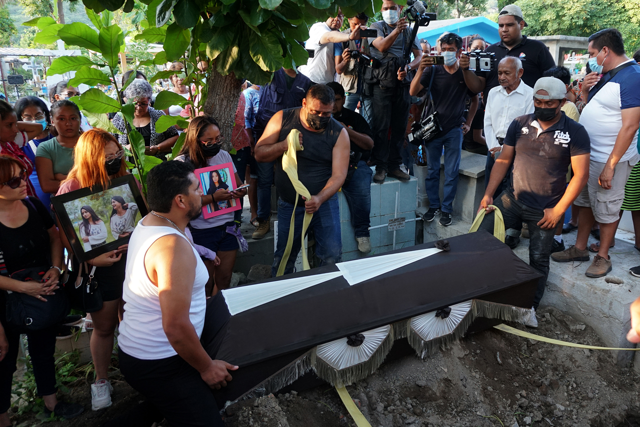 Abigail Hay Urrutia es sepultada, mientras su familia exige justicia