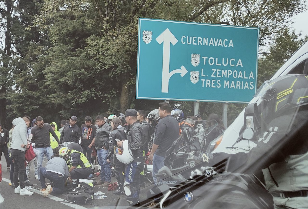 Choque entre automovilistas y motociclistas deja heridos en la México-Cuernavaca