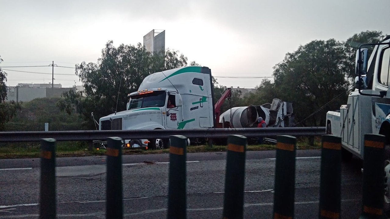 Revolvedora choca y cierran el Circuito Exterior Mexiquense en Jaltenco