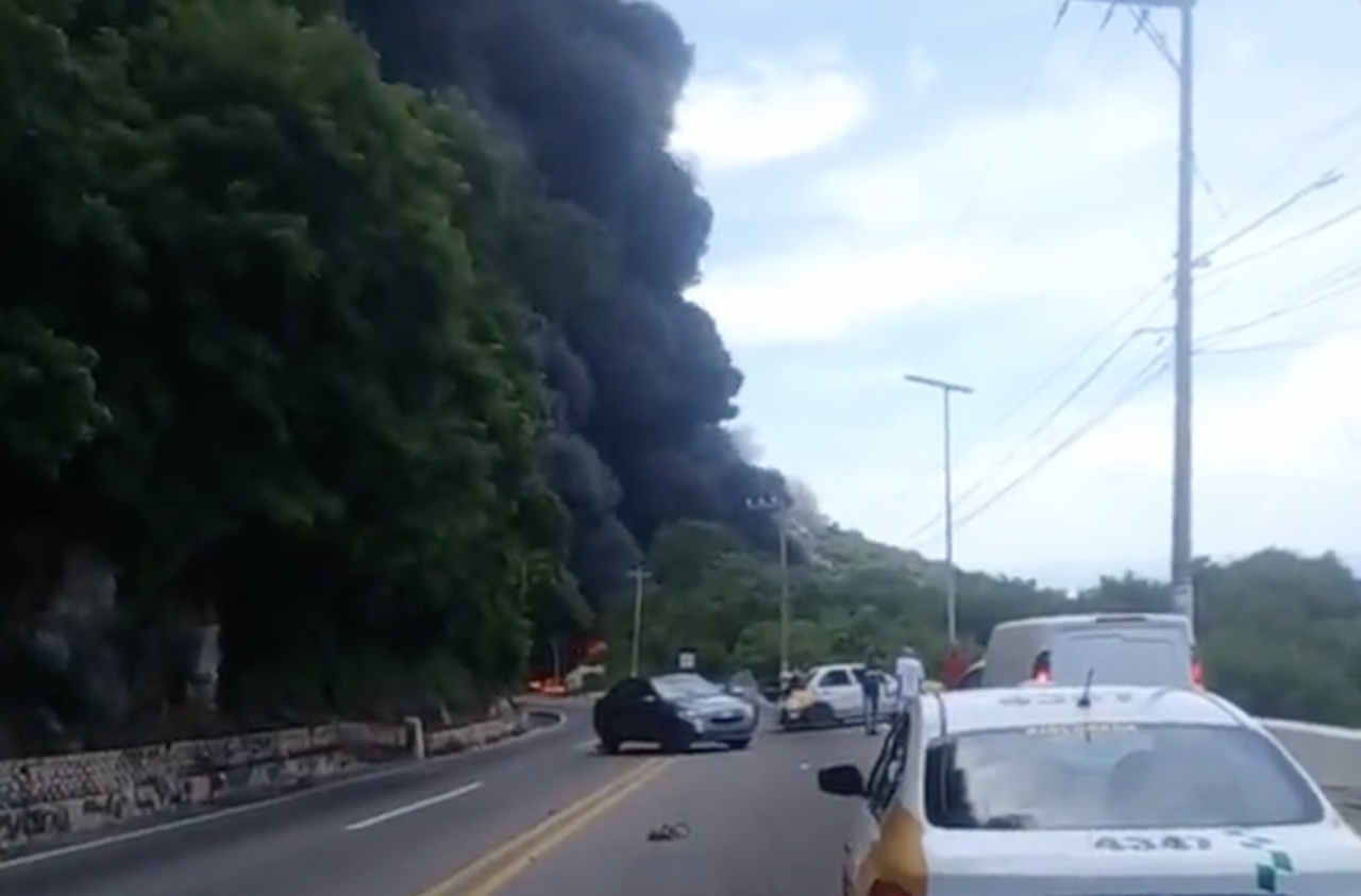 Pipa choca y explota en la avenida Escénica de Acapulco, Guerrero