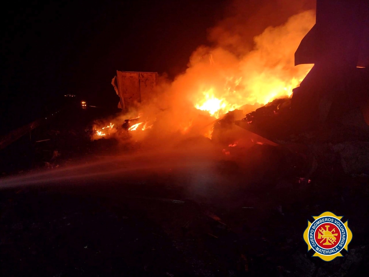 Un tráiler se incendia y cierran la carretera 57 en Matehuala, SLP