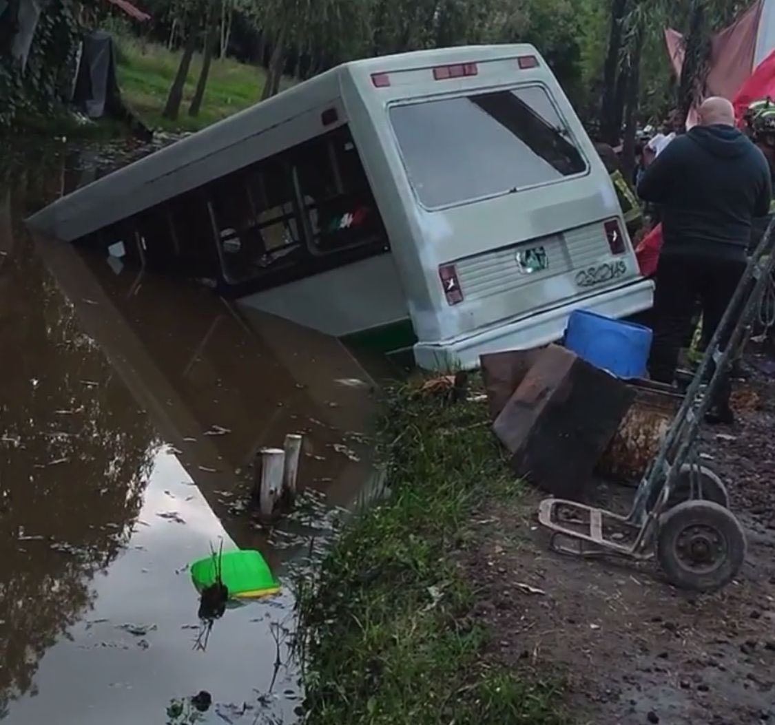 Microbús cae a canal en Xochimilco con pasajeros; hay 4 heridos