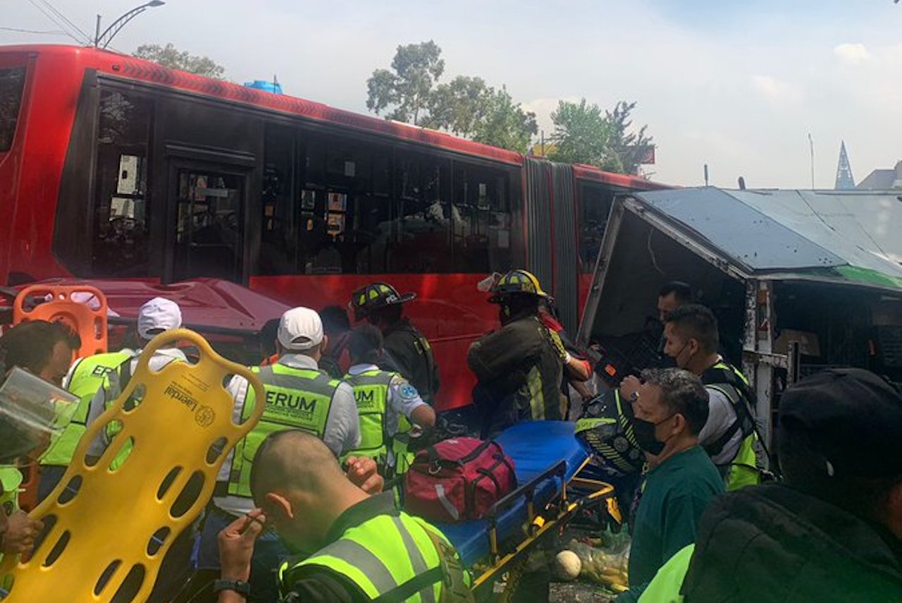 Accidente en Insurgentes: Choque entre Metrobús y dos autos deja al menos 6 heridos