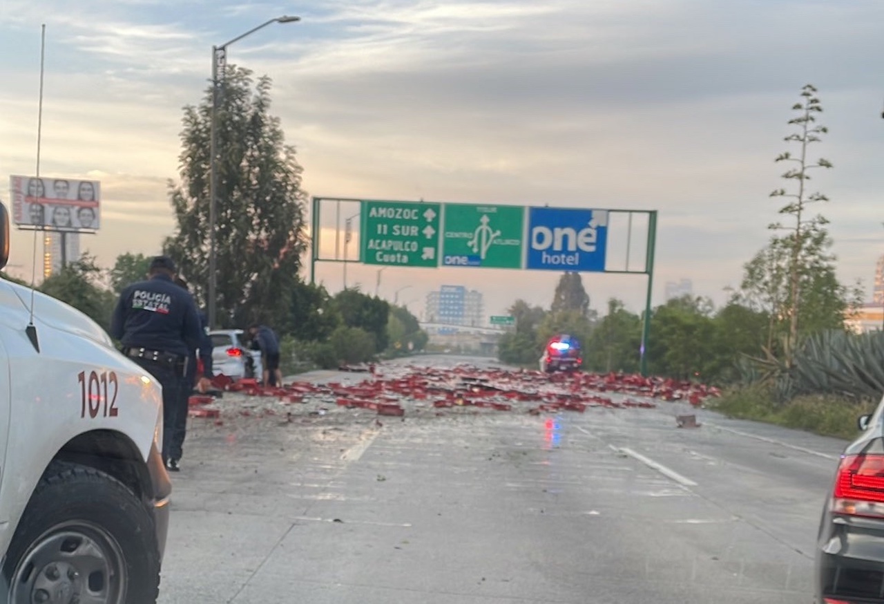 Camión choca con auto y patrulla, y tira refrescos en el Periférico de Puebla