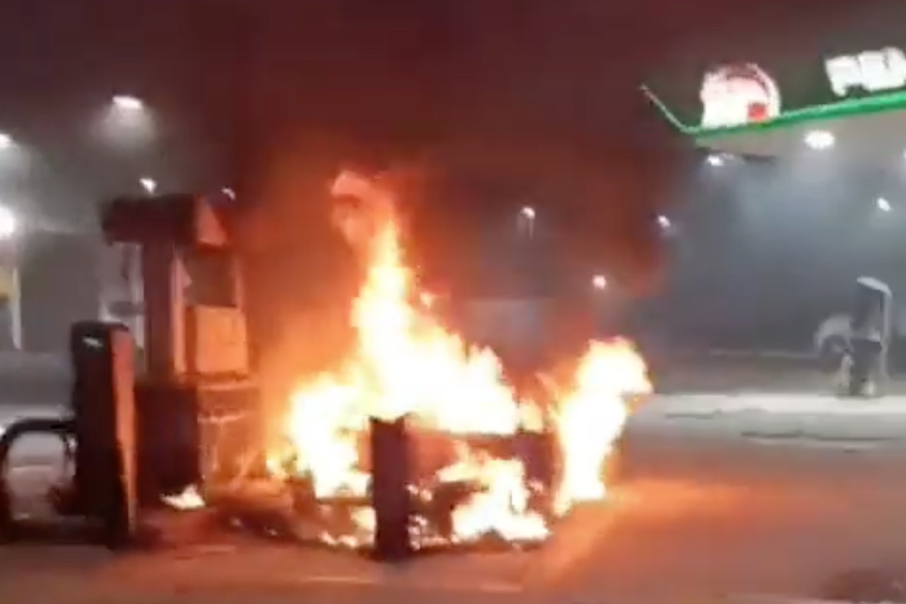 Sujetos armados atacan e incendian una gasolinera en Zitácuaro, Michoacán