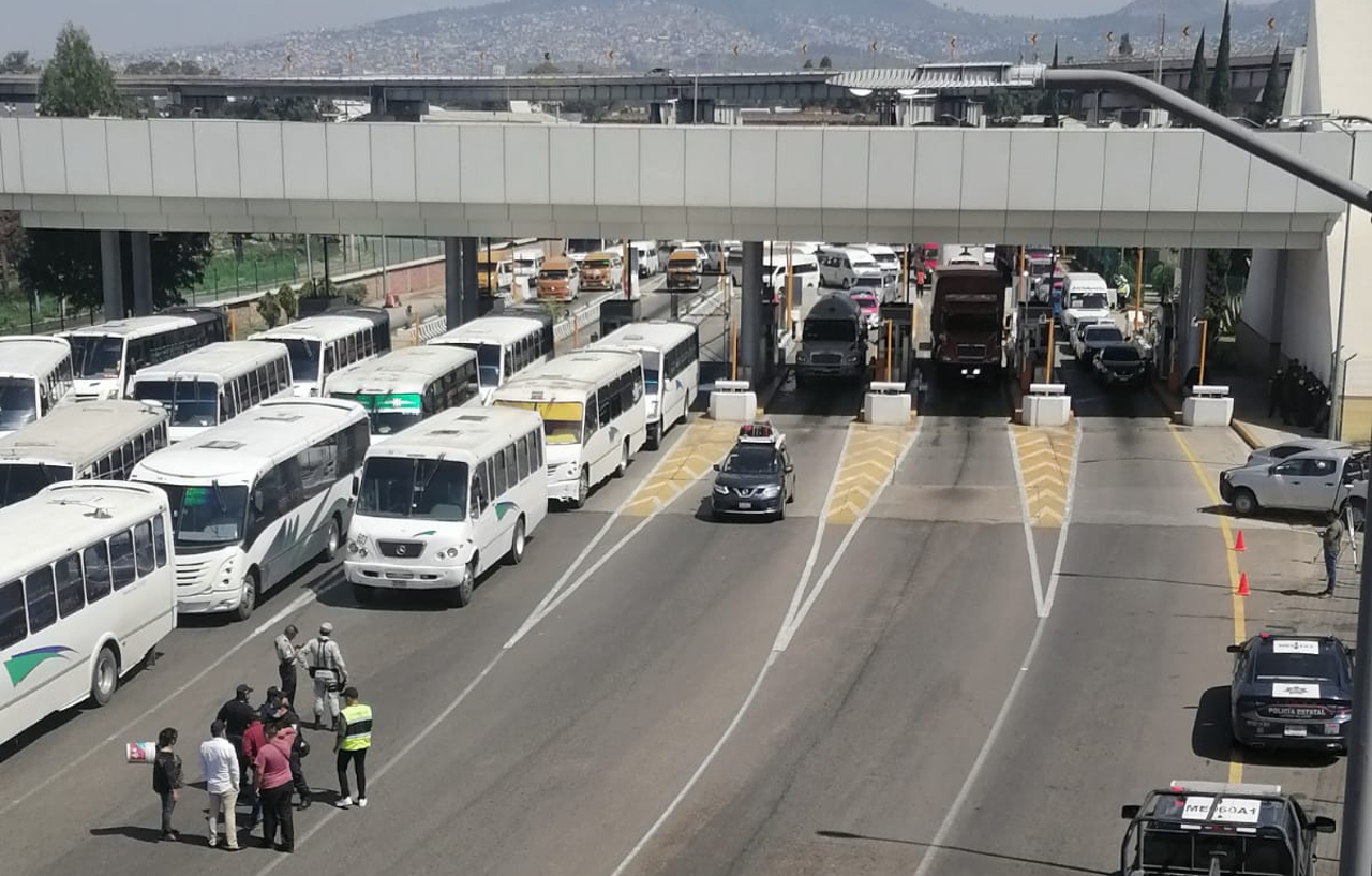 Transportistas bloquean la autopista México-Puebla en la caseta a Chalco