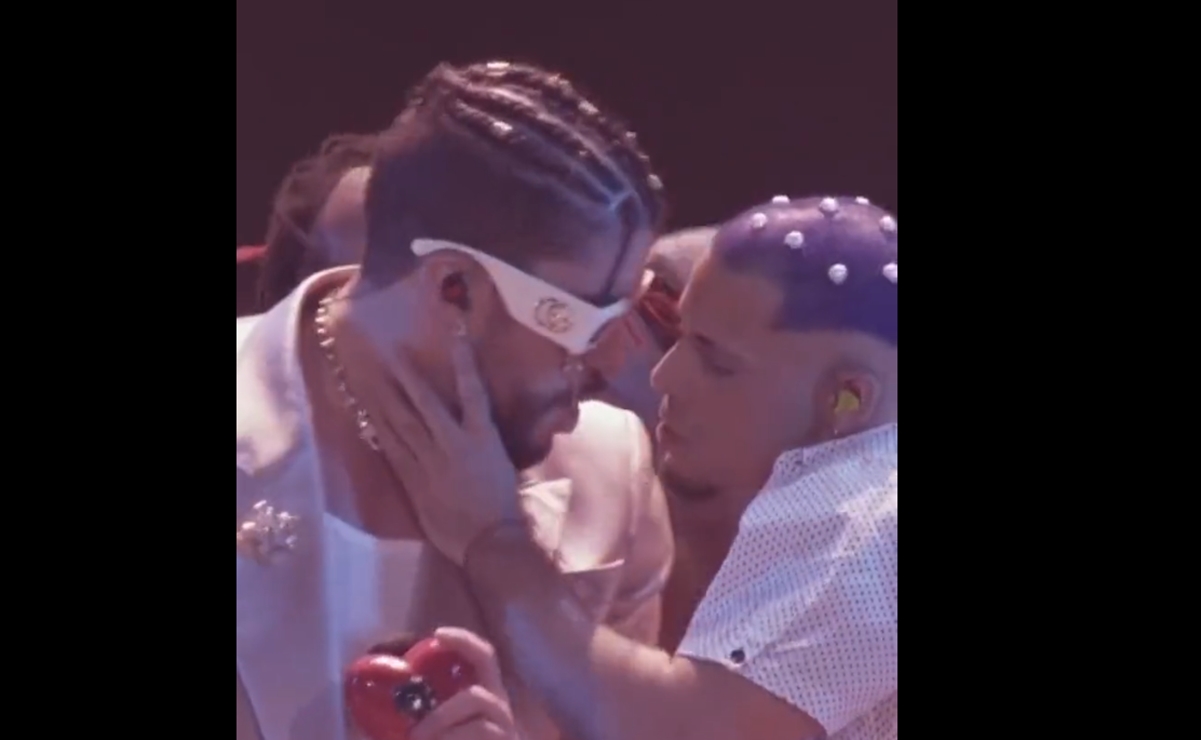 Bad Bunny besa a dos bailarines durante su show en los MTV VMAs 2022