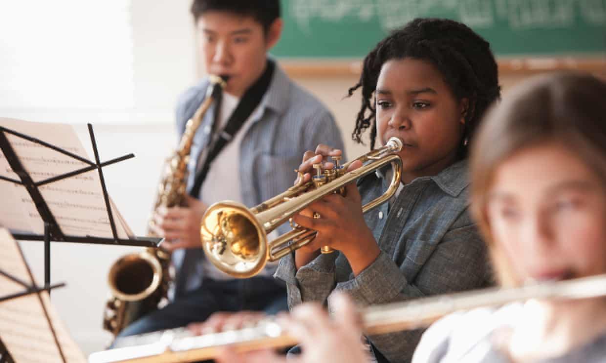 Tocar música en la infancia está vinculado a una mente más ágil en la vejez, dice estudio