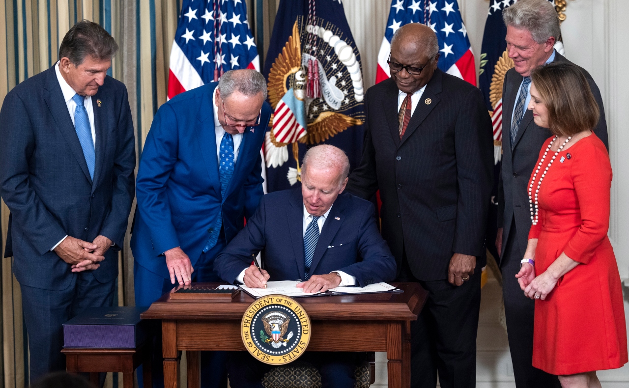 Joe Biden firma la Ley para la Reducción de la Inflación