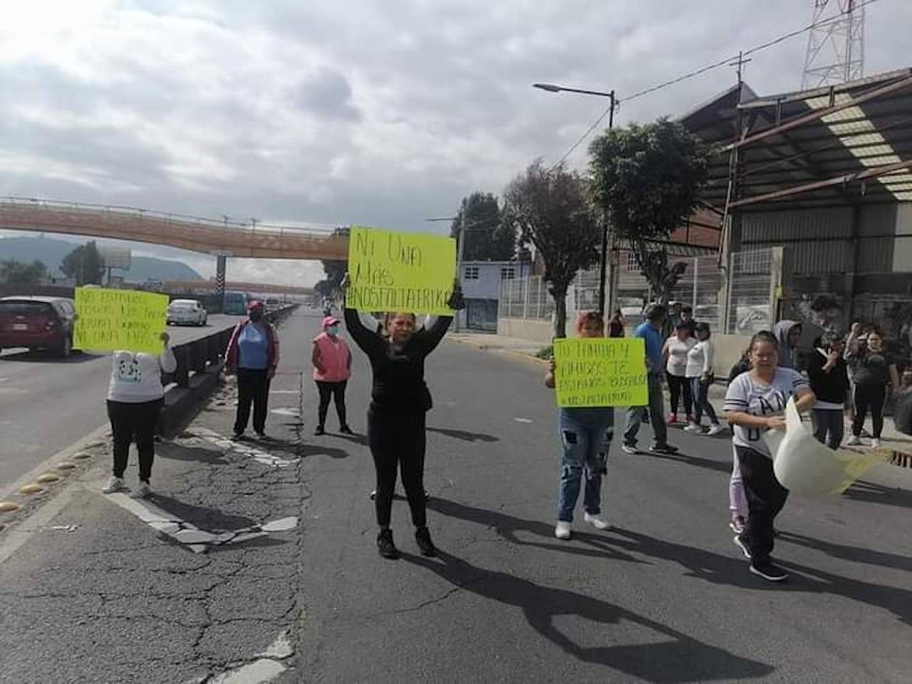 Manifestantes exigen aparición de joven desaparecida con un bloqueo en la México-Puebla