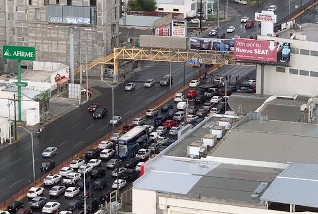 Vecinos bloquean la avenida Garza Sada de Monterrey, Nuevo León