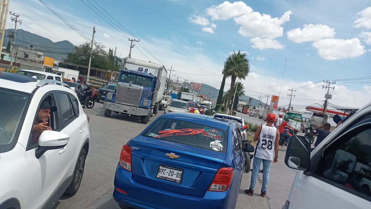 Manifestantes mantienen bloqueo en la López Portillo en Tultitlán, Edomex