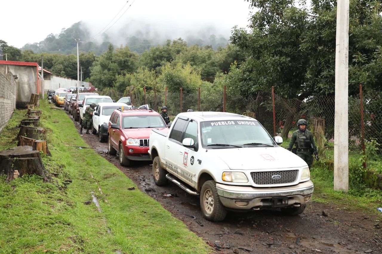 Autoridades detienen a 164 civiles con arsenal que realizaban bloqueos en Michoacán