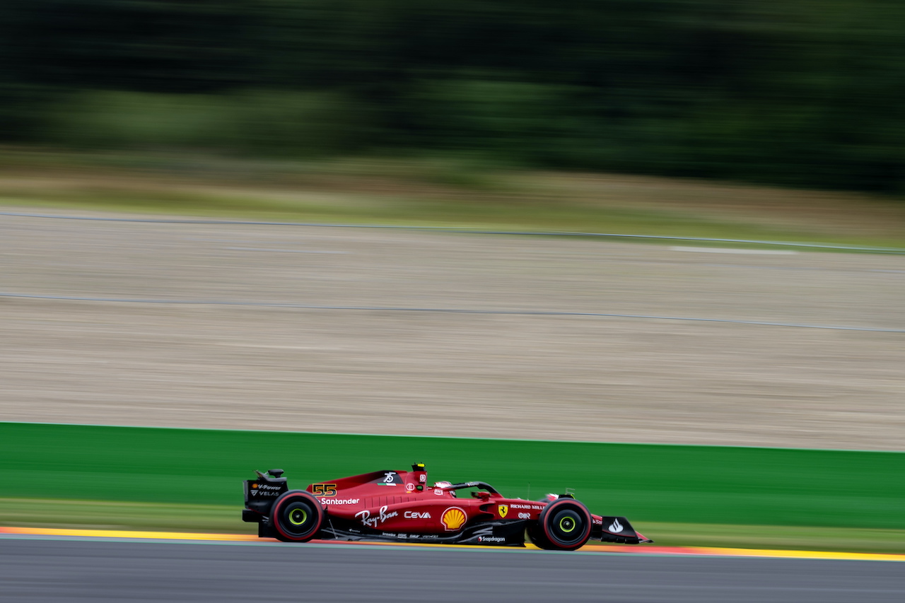 Carlos Sainz arrancará primero en el GP de Bélgica; ‘Checo’ saldrá segundo