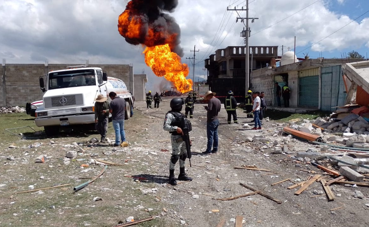 Reportan explosión en un ducto de Pemex por una toma clandestina en Puebla