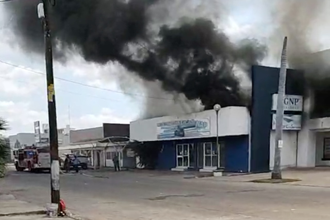 Bomberos sofocan incendio en bodega de Los Mochis, Sinaloa
